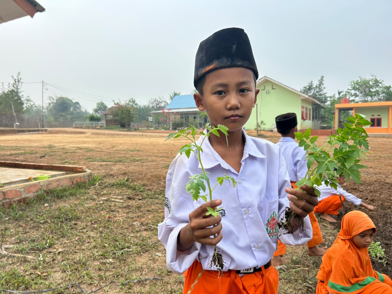 Siswa diajarkan untuk berkebun dan merawat tanaman sebagai bentuk kearifan lokal
