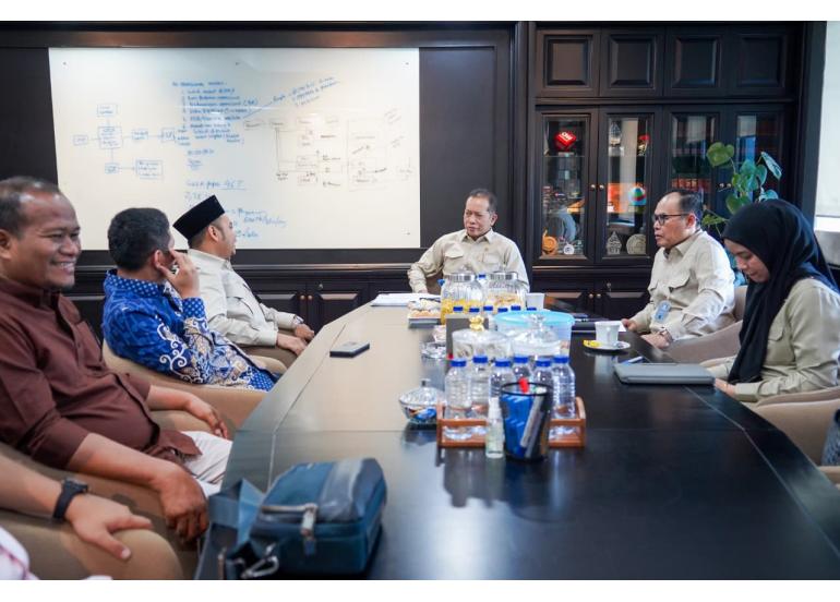 Menteri Koperasi (Menkop) Ferry Juliantono menerima audiensi dari Direktur Utama Perkom Perekonomian Pondok Pesantren Sunan Drajat (PPSD) Gus Anas Al Hifli, Jakarta