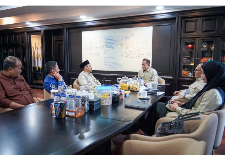 Menteri Koperasi (Menkop) Ferry Juliantono menerima audiensi dari Direktur Utama Perkom Perekonomian Pondok Pesantren Sunan Drajat (PPSD) Gus Anas Al Hifli, Jakarta