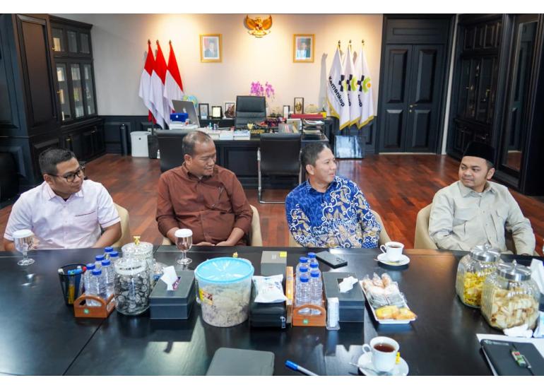 Menteri Koperasi (Menkop) Ferry Juliantono menerima audiensi dari Direktur Utama Perkom Perekonomian Pondok Pesantren Sunan Drajat (PPSD) Gus Anas Al Hifli, Jakarta