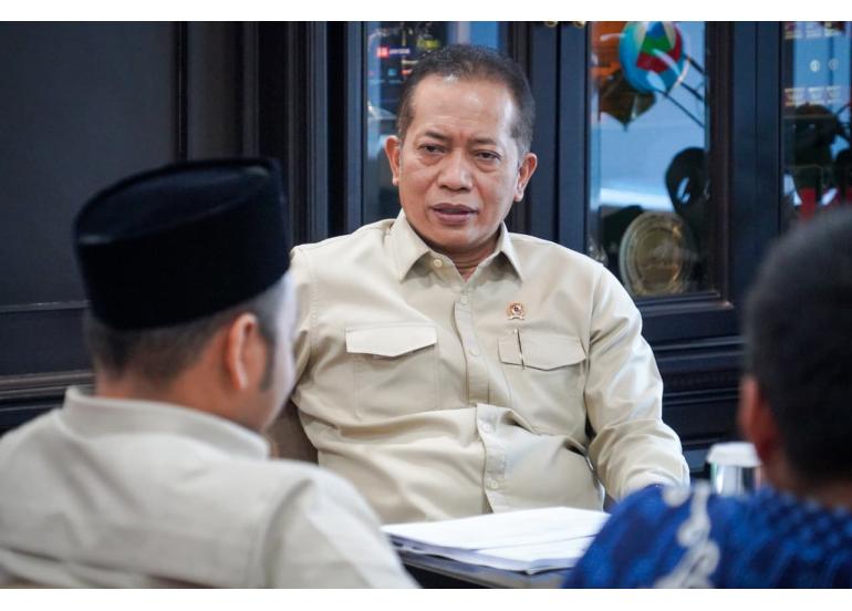 Menteri Koperasi (Menkop) Ferry Juliantono menerima audiensi dari Direktur Utama Perkom Perekonomian Pondok Pesantren Sunan Drajat (PPSD) Gus Anas Al Hifli, Jakarta
