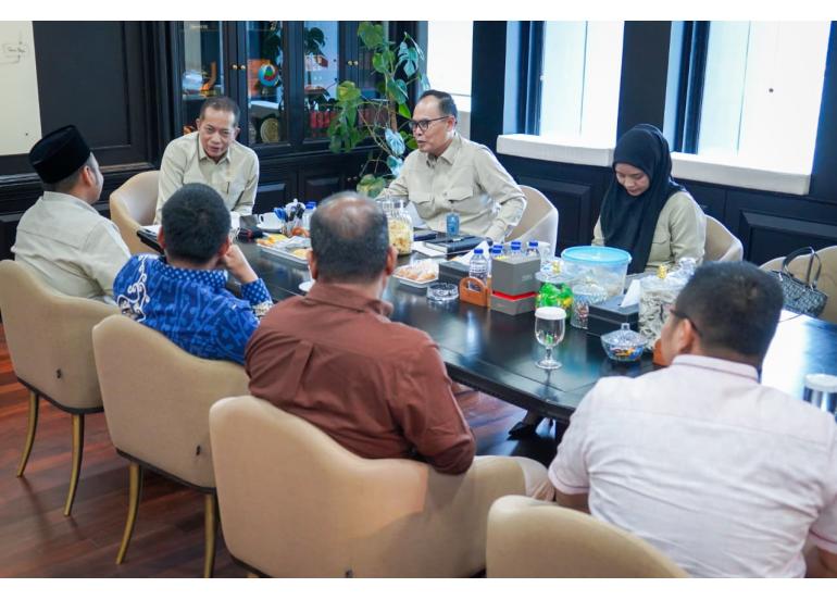 Menteri Koperasi (Menkop) Ferry Juliantono menerima audiensi dari Direktur Utama Perkom Perekonomian Pondok Pesantren Sunan Drajat (PPSD) Gus Anas Al Hifli, Jakarta